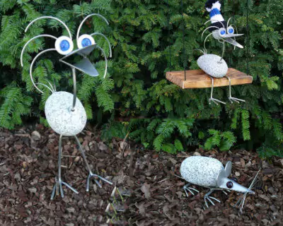 Lustige Tierfiguren aus hellem Granit mit Edelstahl und Glasnuggets. Vogel, Maus, Frosch oder Eule